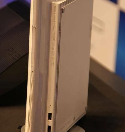 Fotky, oficiální obrázky a video nové Playstation 3 Slim