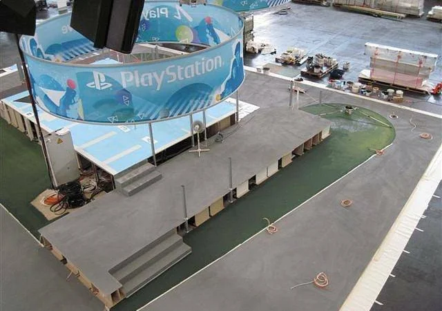 GamesCom 2010 &ndash; Stavba Sony stánku