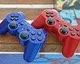Modrý a červený Dualshock 3