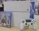 Rozbalení Destiny bundlu s bílou konzolí PlayStation 4